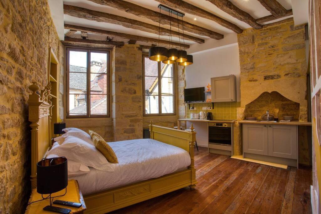 "Les Appartements De Betty C" Studio Medieval 사흘라 라 카네다 외부 사진